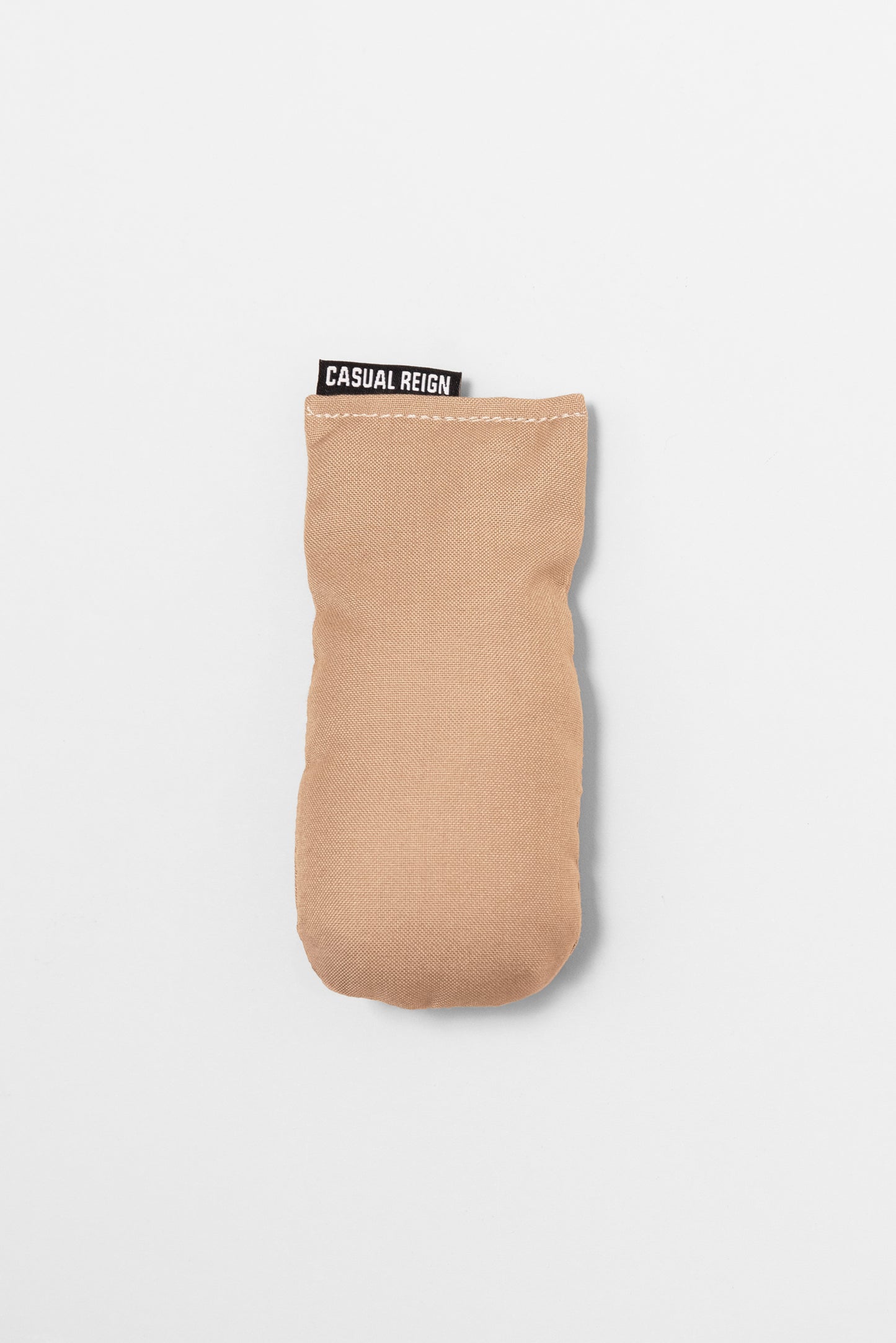 Beige packer with 'Casual Regen' label on a white background